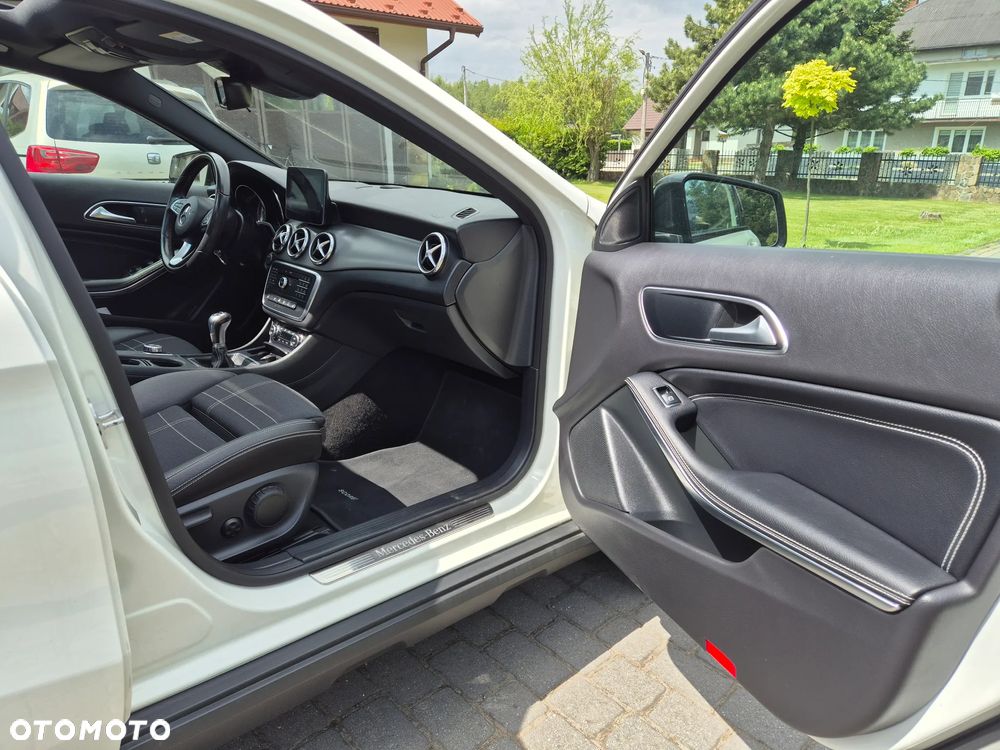 Mercedes-Benz GLA 200 Urban - 16