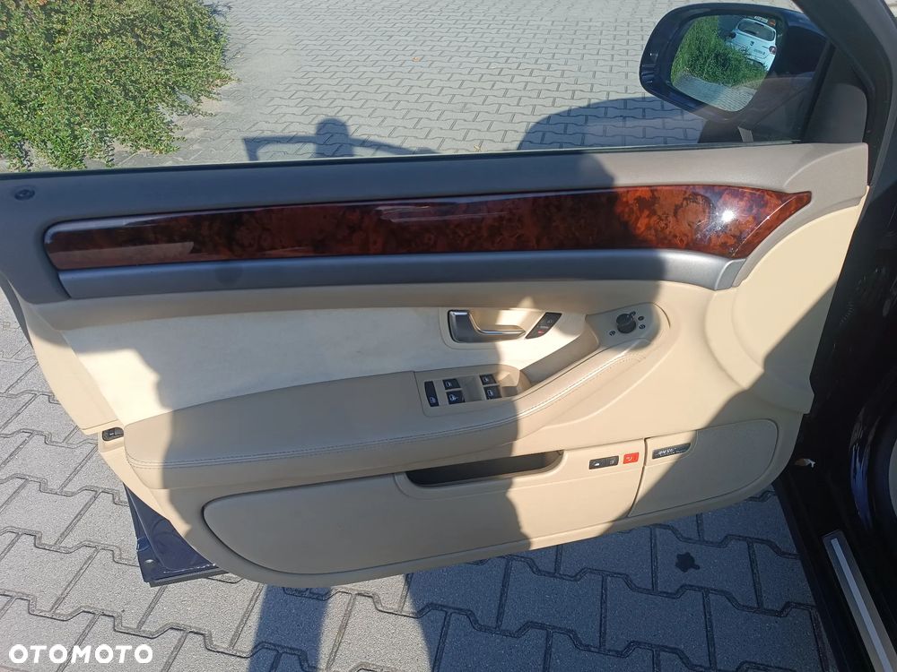Audi A8 4.2 L Quattro - 12