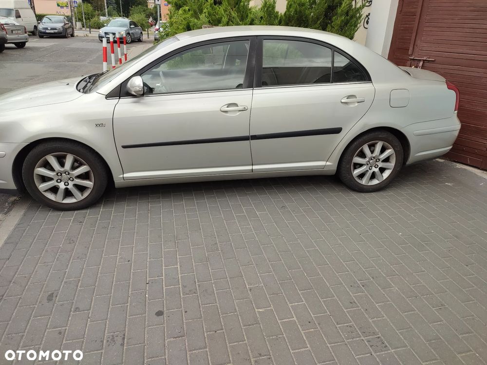 Toyota Avensis 1.8 VVT-i Sol - 1