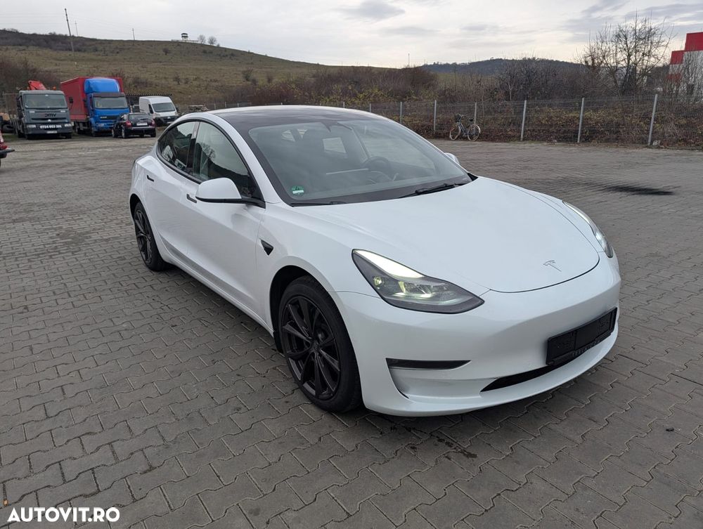 Tesla Model 3 - 1