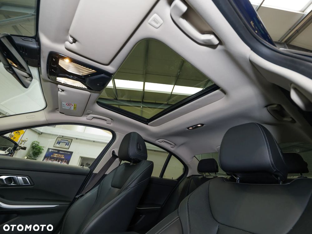 BMW Seria 3 320d xDrive mHEV - 35