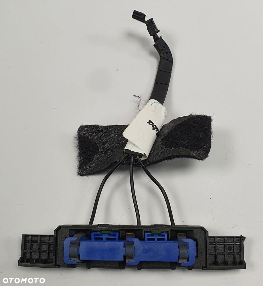 WZMACNIACZ ANTENY MERCEDES W204 A2048270548 - 2