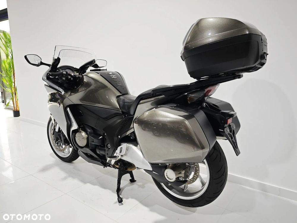 Honda VFR - 16