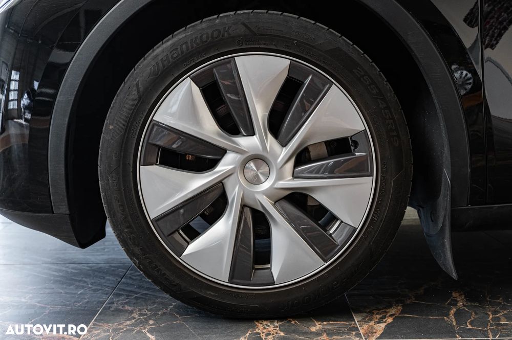 Tesla Model Y Long Range Dual Motor AWD - 9