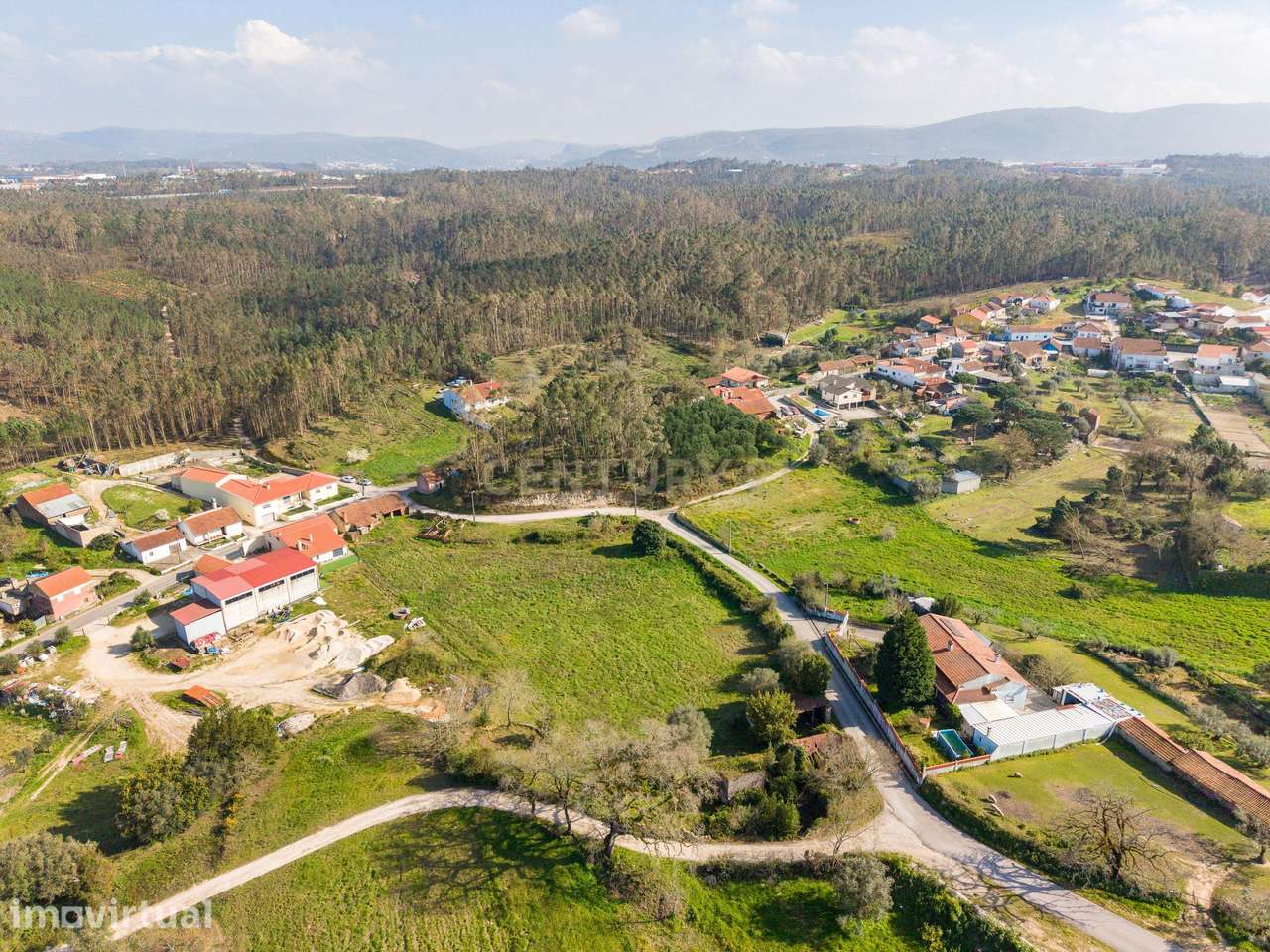 Moradia para recuperar implantada num lote de terreno de 7960m2, em Ru - Grande imagem: 3/17