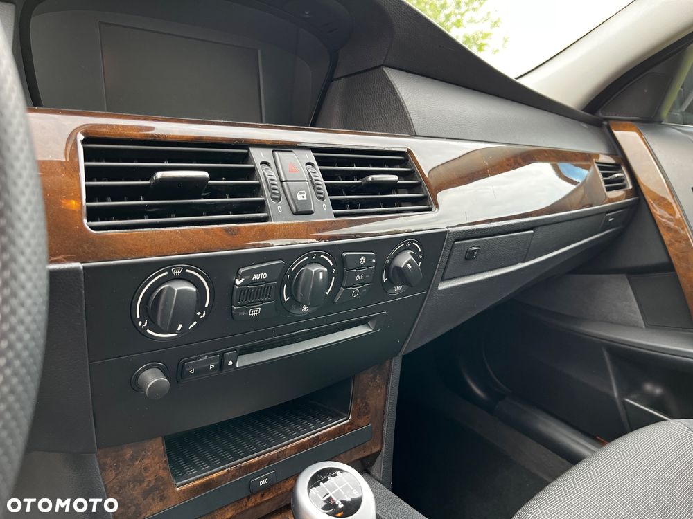 BMW Seria 5 523i - 23
