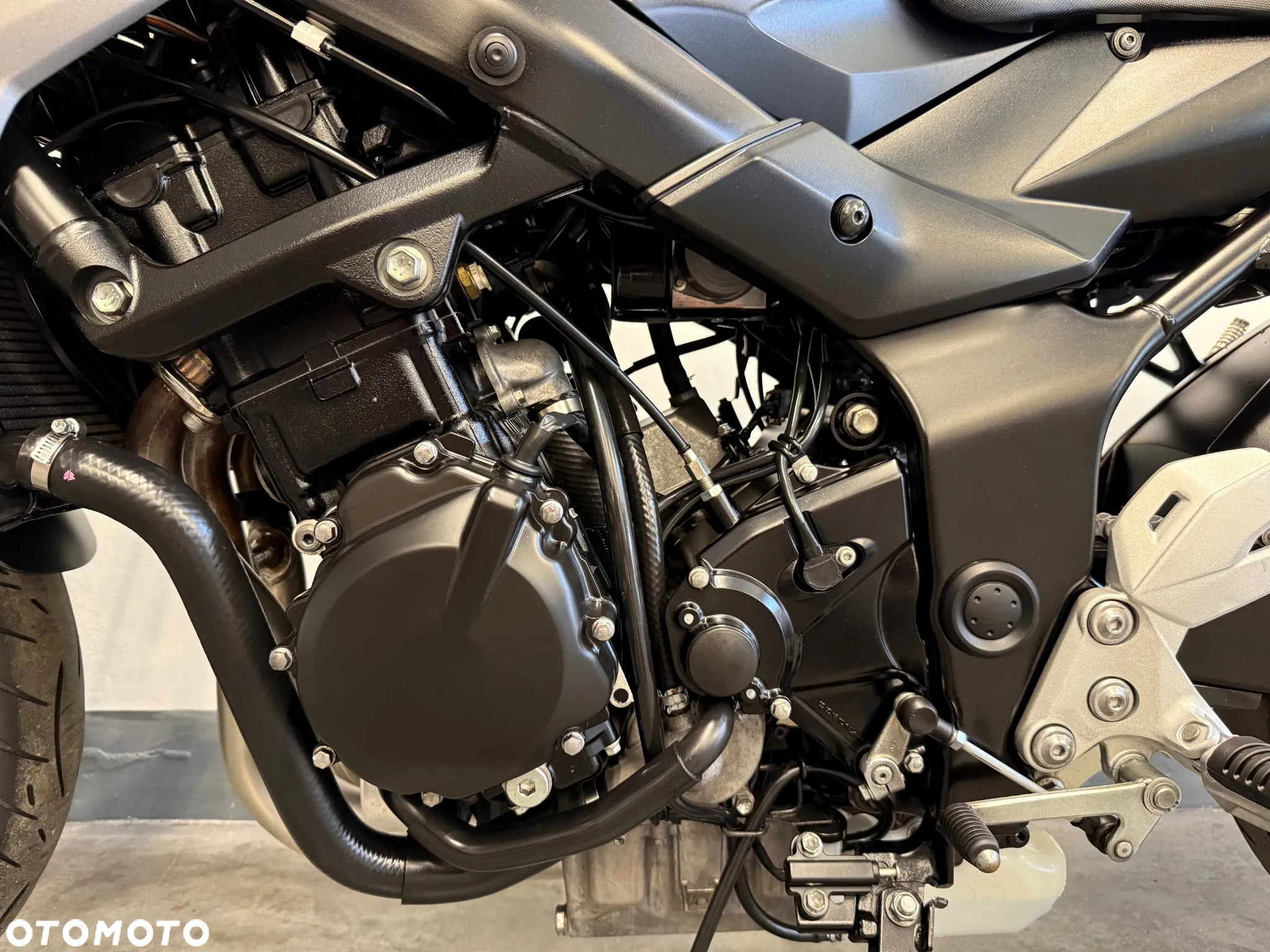 Suzuki GSR - 11
