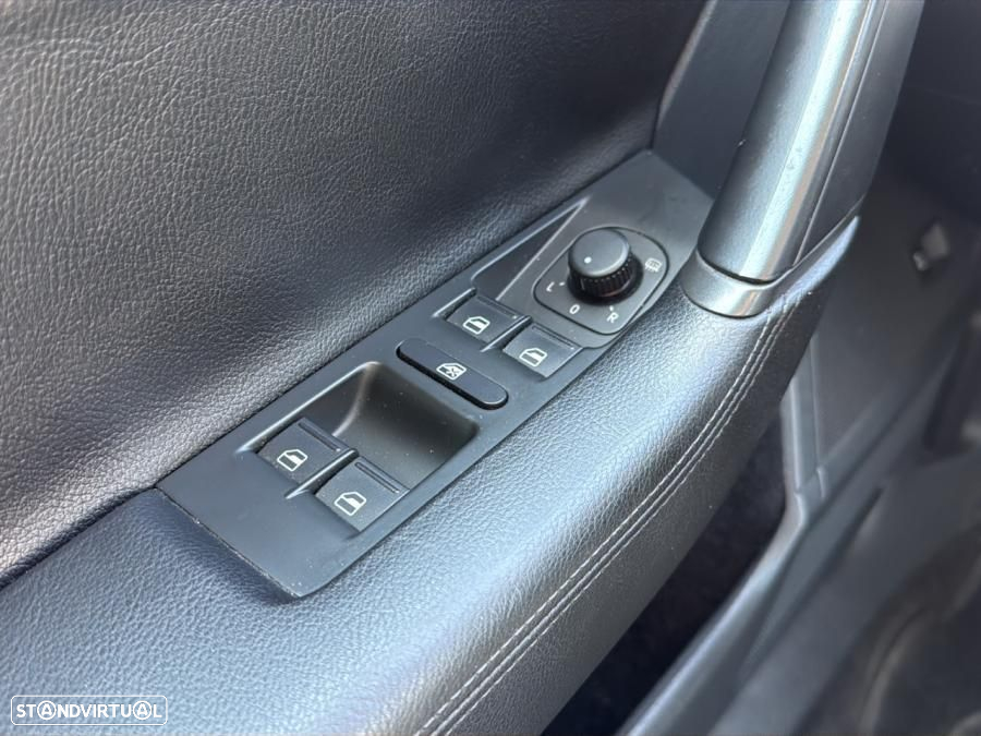 VW Passat Variant 1.6 TDI Confortline Navig - 19