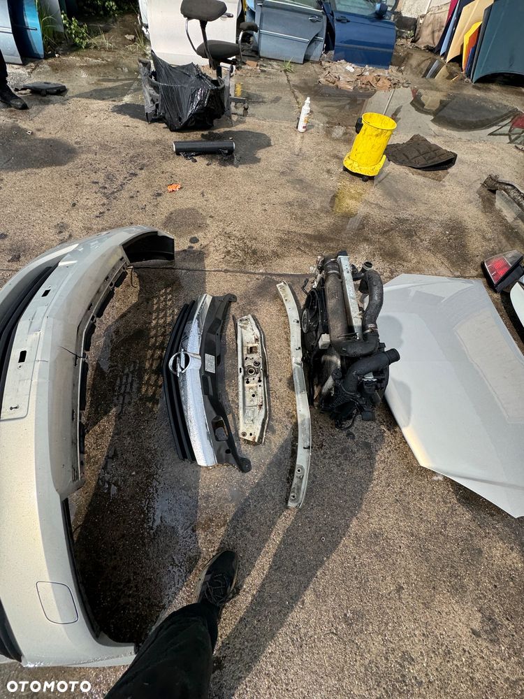 Opel astra H z157 szary srebrny  maska    Lampy przód przednie bi xenon kompletne 400sztuka prawa lewa   Klapa tył tylnia gtc 3 drzwi Coupe 300zl   Zderzak tył tylni opc 300zl   Drzwi przód przednie prawe lewe 300sztuka   Lusterko prawe lewe 100zl sztuka   Lampy tył tylne prawa lewe 100szt  Maska 300zl   Pas przedni 1.9 diesel kompletny z chłodnicami wentylatorami 450 zł   Grill -150 zł   Belka przód 100zl   Zderzak przedni 250 zł   Szybka wysyłka - 7