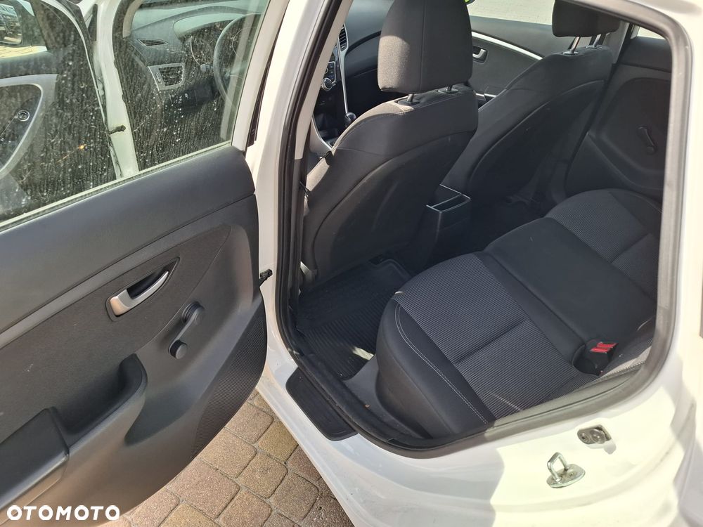 Hyundai i30 blue Kombi 1.6 CRDi Classic - 12