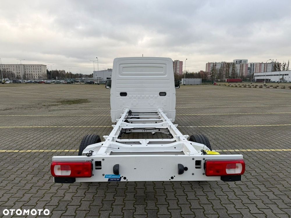 Volkswagen Crafter Crafter 35 Podwozie z pojedynczą kabiną silnik: 2,0 l EURO VI SCR 163 KM / skrzynia biegów: Przedni napęd automatyczna 8-biegowa rozstaw osi: 4490 mm - 6