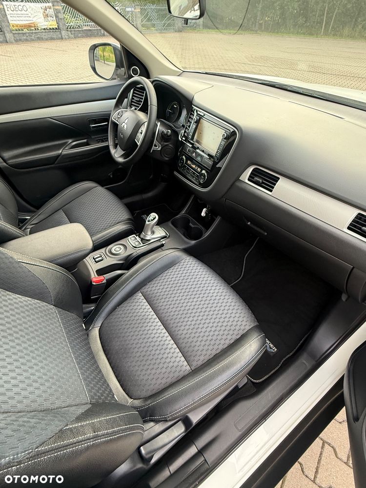 Mitsubishi Outlander 2.0 4WD Top - 11