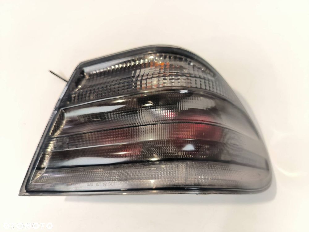 LAMPA PRAWA TYŁ MERCEDES - BENZ E-KLASA W210 - 1