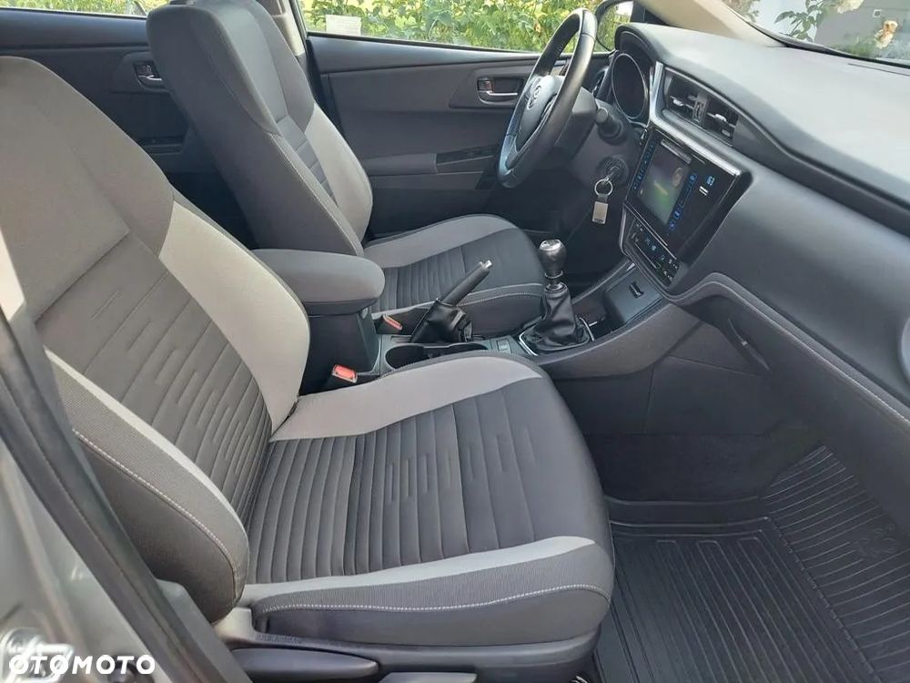 Toyota Auris 1.6 Premium - 6