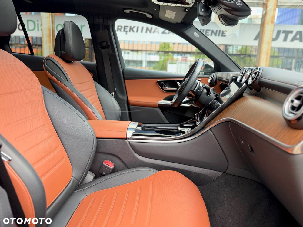Mercedes-Benz GLC 300 4Matic 9G-TRONIC AMG Line Advanced - 24