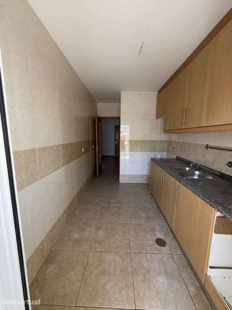 Apartamento T3 com Garagem ao Hospital Santos Silva - Grande imagem: 2/17