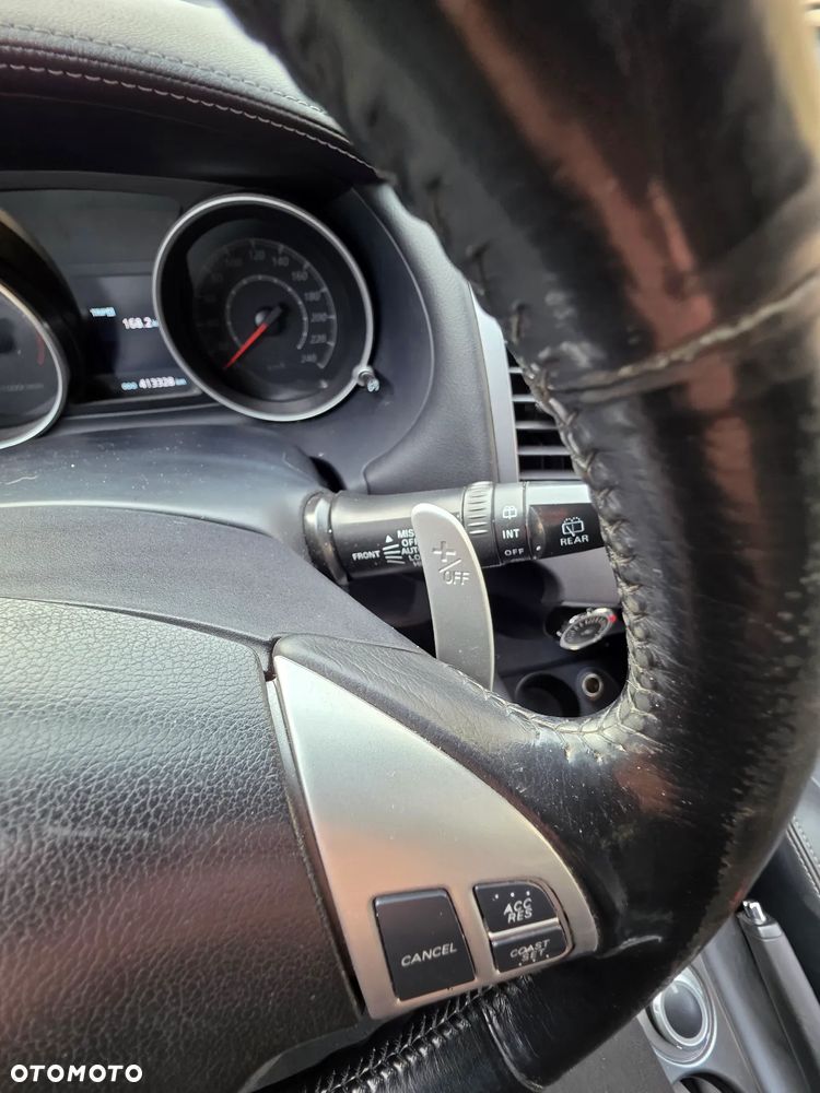 Mitsubishi Outlander - 2