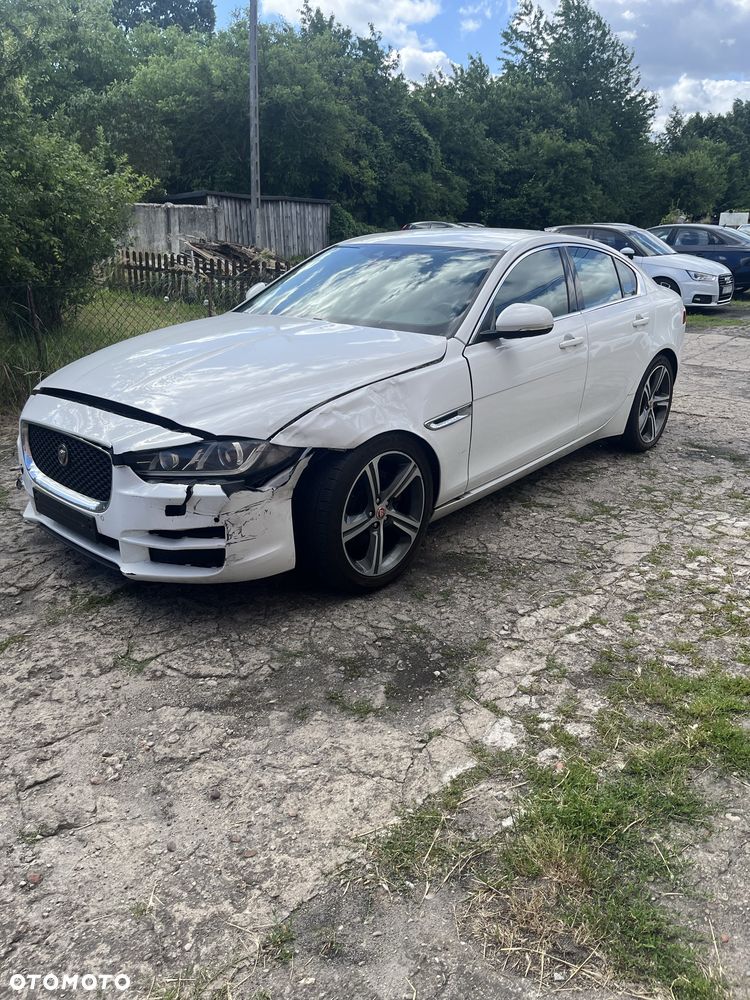Jaguar XE - 3
