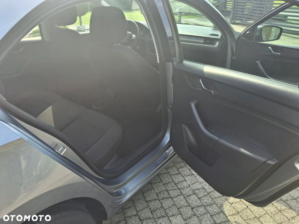 Skoda RAPID 1.2 TSI Ambition - 17