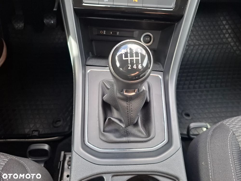 Volkswagen Touran 2.0 TDI SCR Comfortline - 23