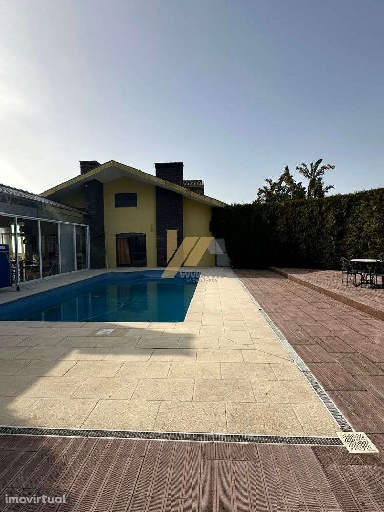 Moradia com piscina, balneários e sala de convívios - Grande imagem: 2/31
