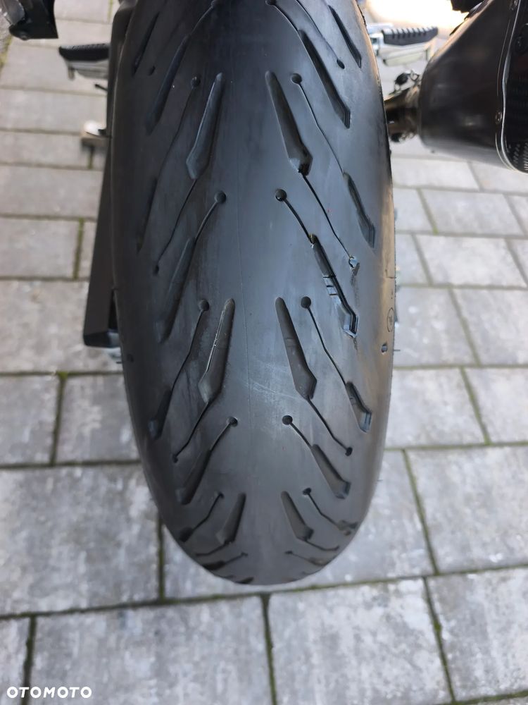 Suzuki GSR - 22