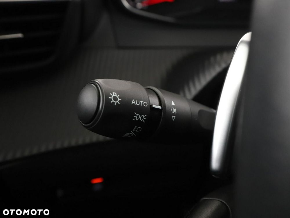Peugeot 2008 1.5 BlueHDi Allure S&S EAT8 - 34
