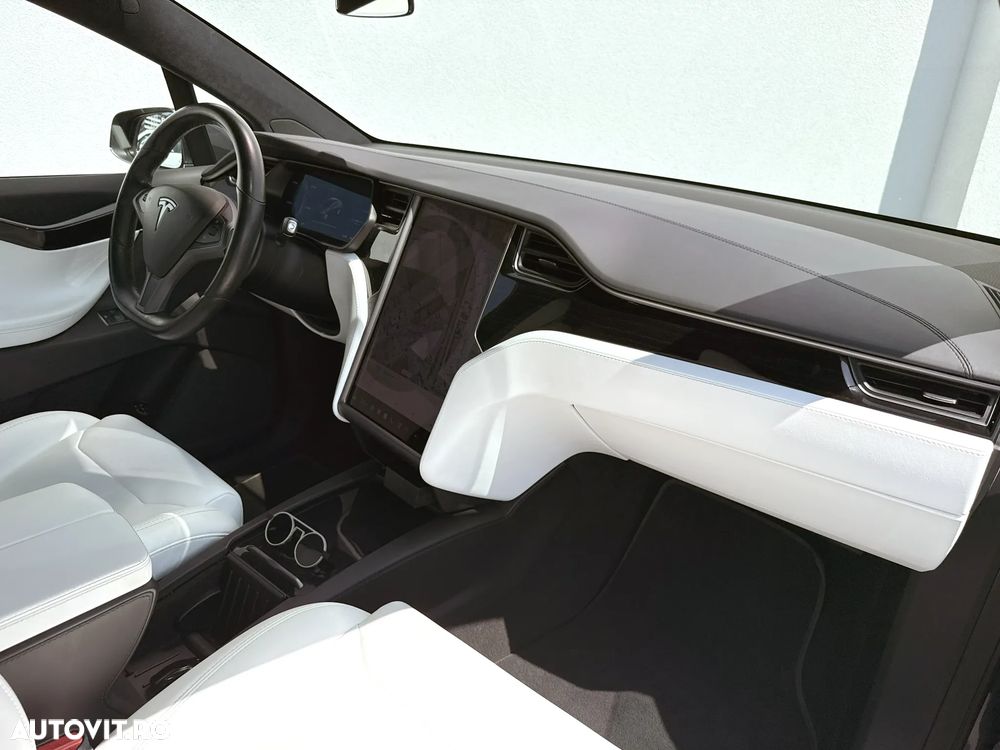 Tesla Model X - 15