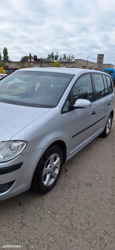 Volkswagen Touran 1.9 TDI DPF Conceptline DSG - 2