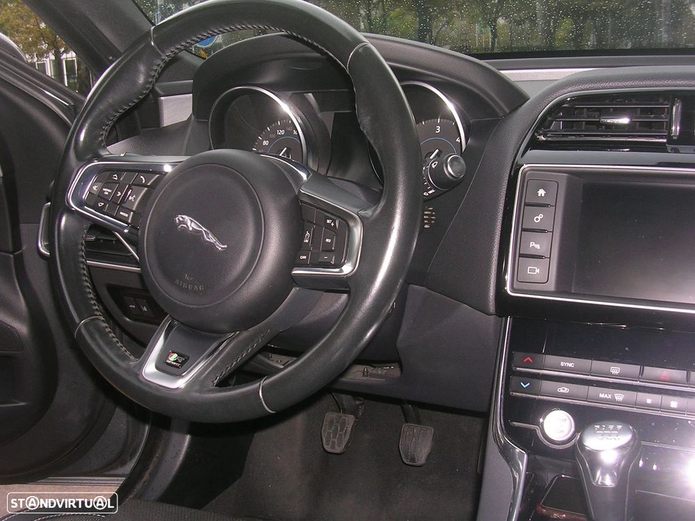 Jaguar XE 2.0 D R-Sport - 18