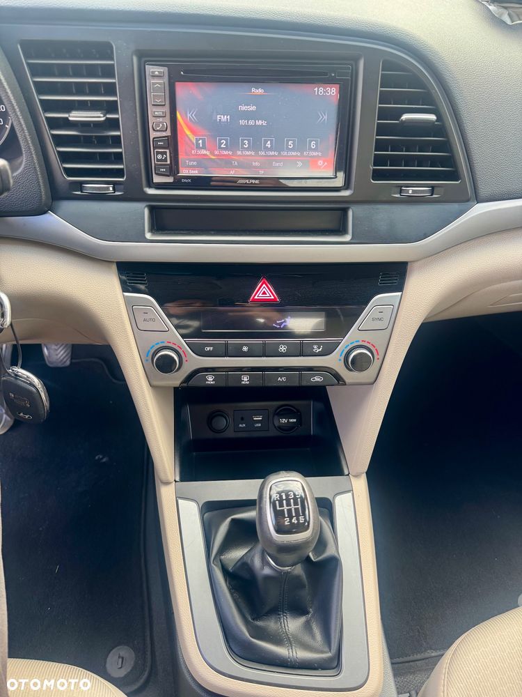 Hyundai Elantra 1.6 Style - 23