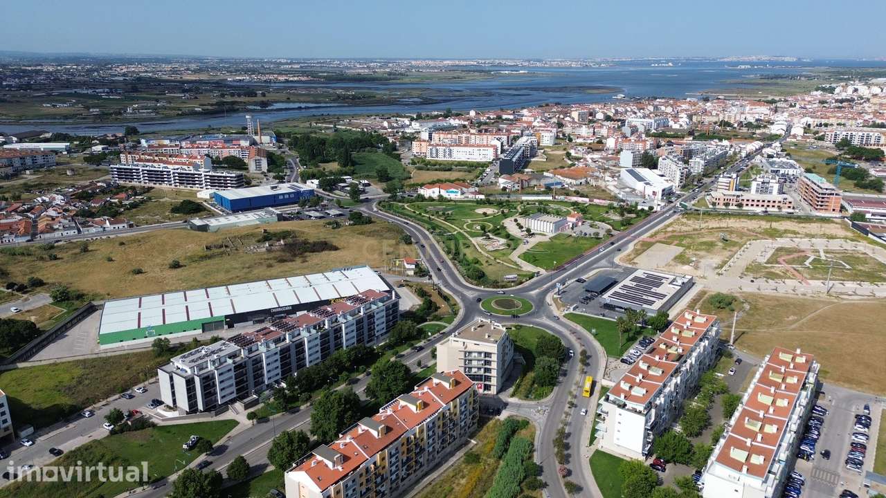 T3 Moderno com Garagem, Varandas e Excelentes Acessos no Montijo - Grande imagem: 4/53