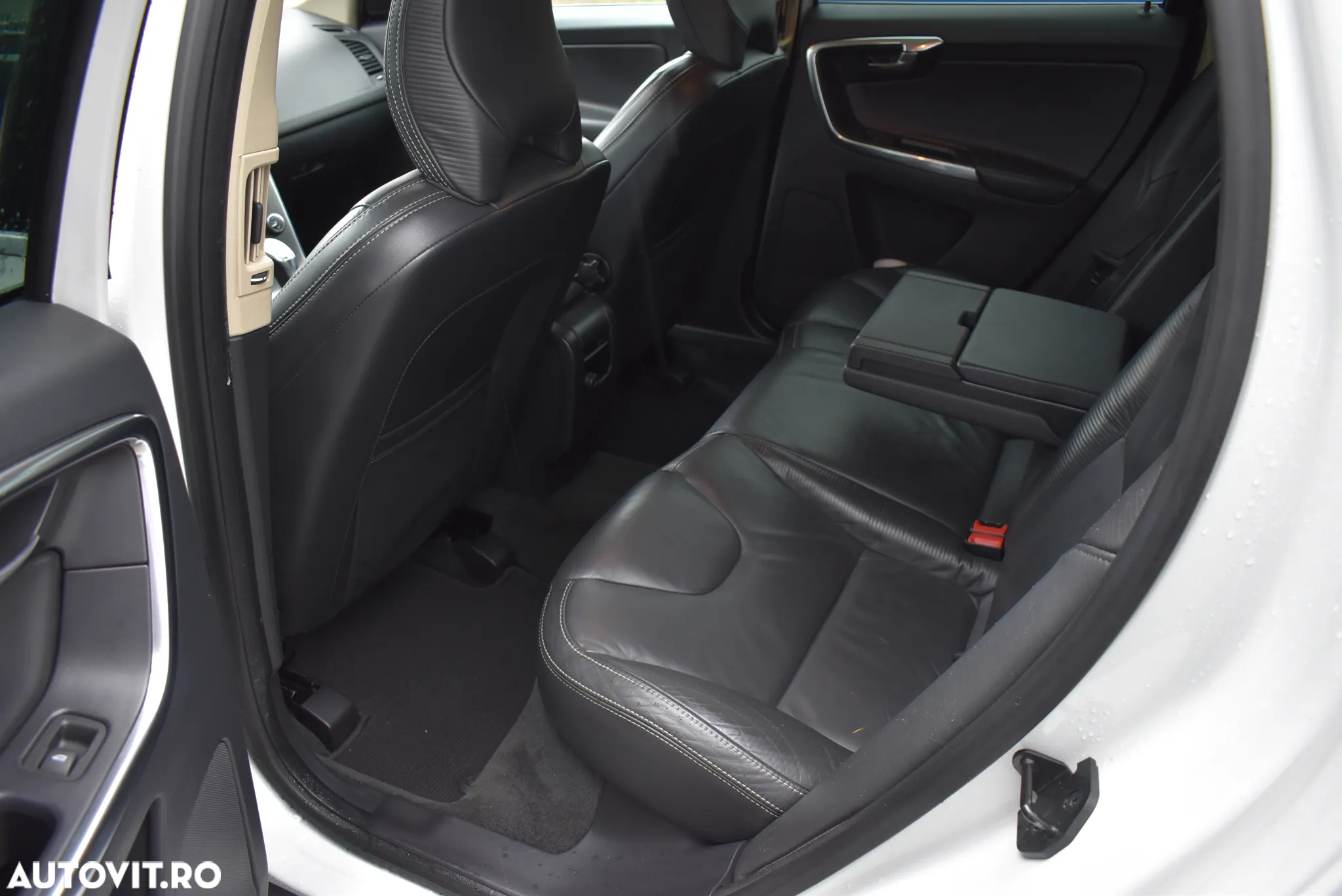 Volvo XC 60 2.4D AWD Aut. RDesign - 8
