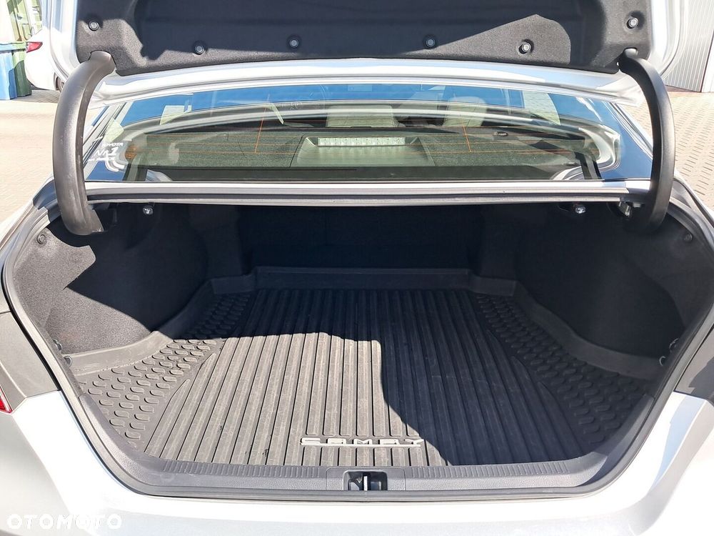 Toyota Camry 2.5 Hybrid Comfort CVT - 12