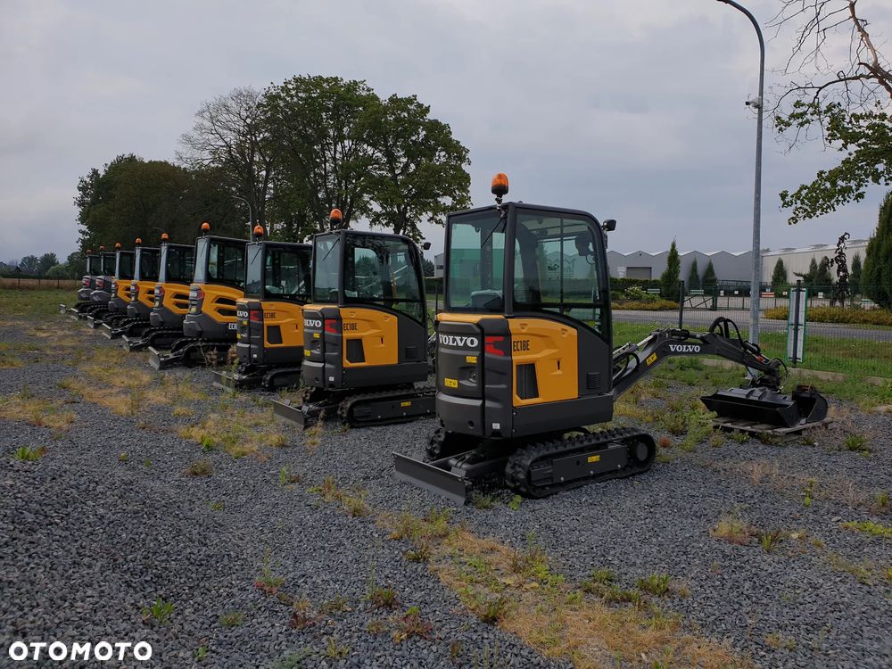 Volvo ECR40F KLIMATYZACJA NOWA DOSTĘPNA OD RĘKI, SZYBKOZŁĄCZE, DŁUGIE RAMIĘ, OBRÓT W OBRYSIE, ŁYŻKI: 300, 600, 1200MM SKARPOWA HYDRAULICZNA STEROWANA Z JOYSTICKA, PŁYWAJĄCY LEMIESZ SPYCHARKOWY - 40