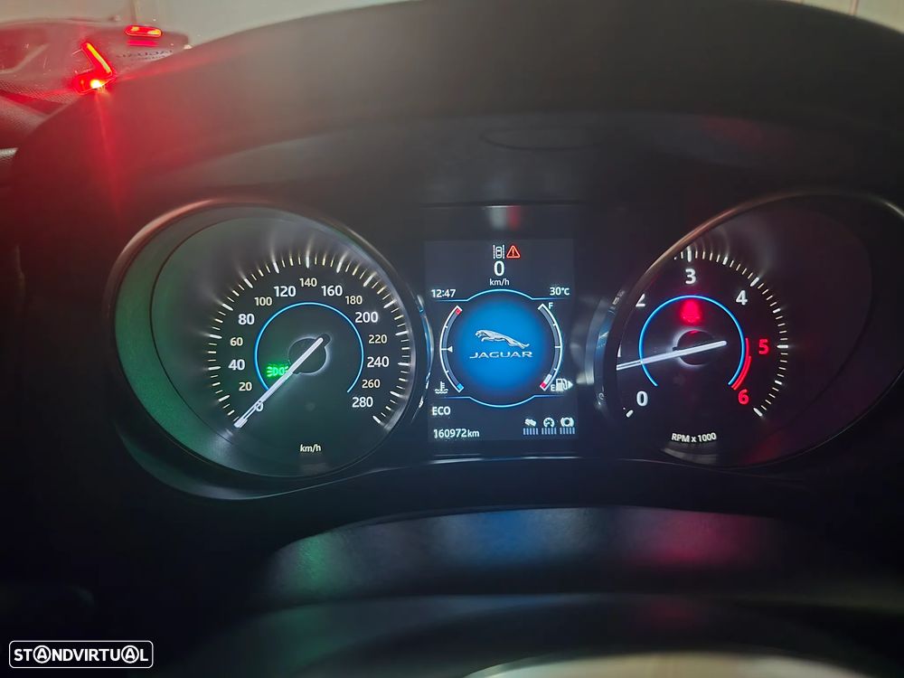 Jaguar XE 2.0 D R-Sport - 17