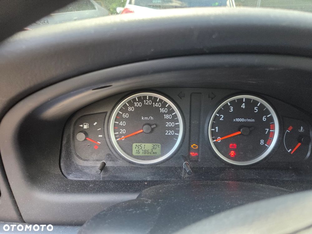 Nissan Almera 1.5 Visia + - 8
