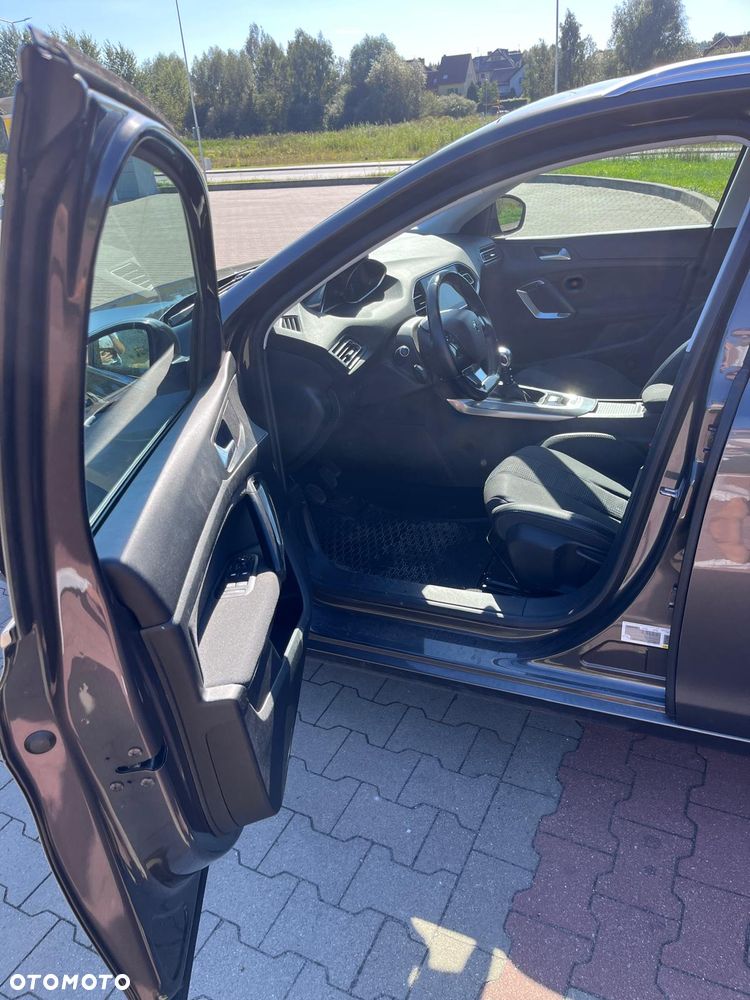 Peugeot 308 1.2 PureTech Allure S&S - 17