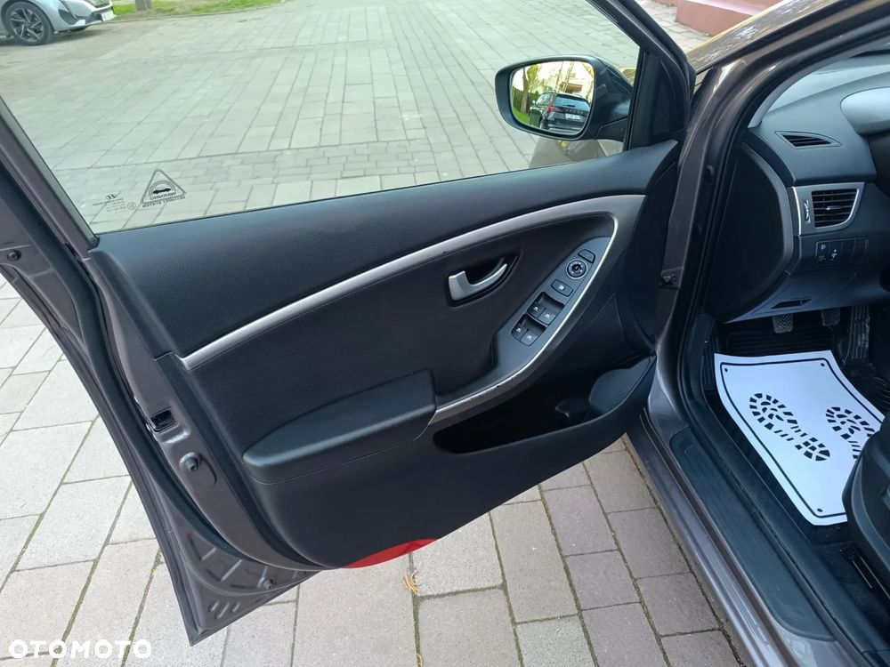 Hyundai i30 blue Kombi 1.6 CRDi Passion - 25