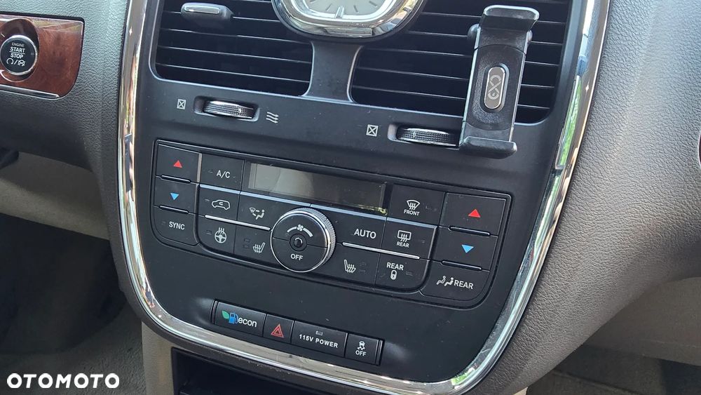 Chrysler Town & Country 3.6 Limited - 19