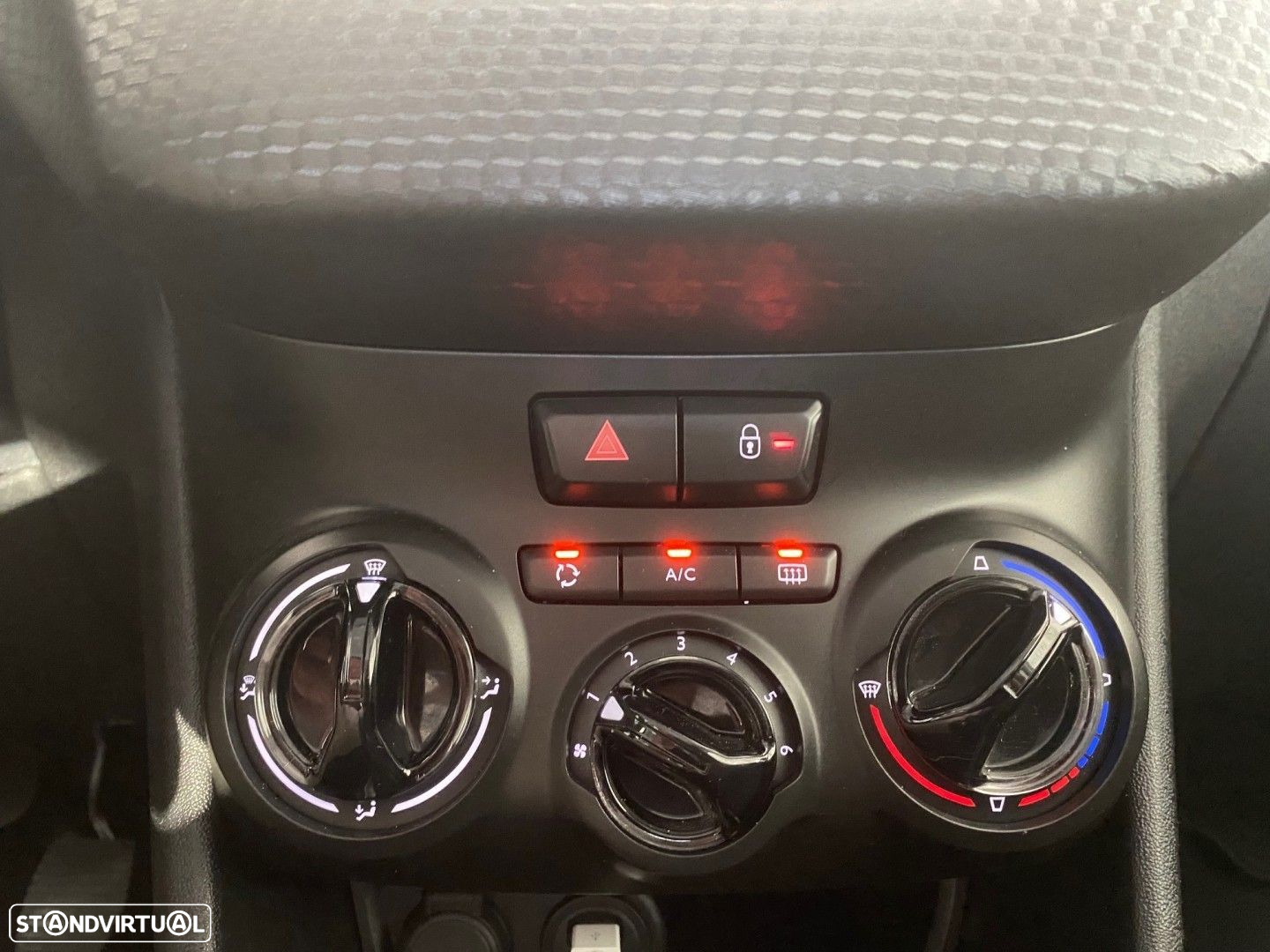 Peugeot 208 1.2 PureTech Signature - 27