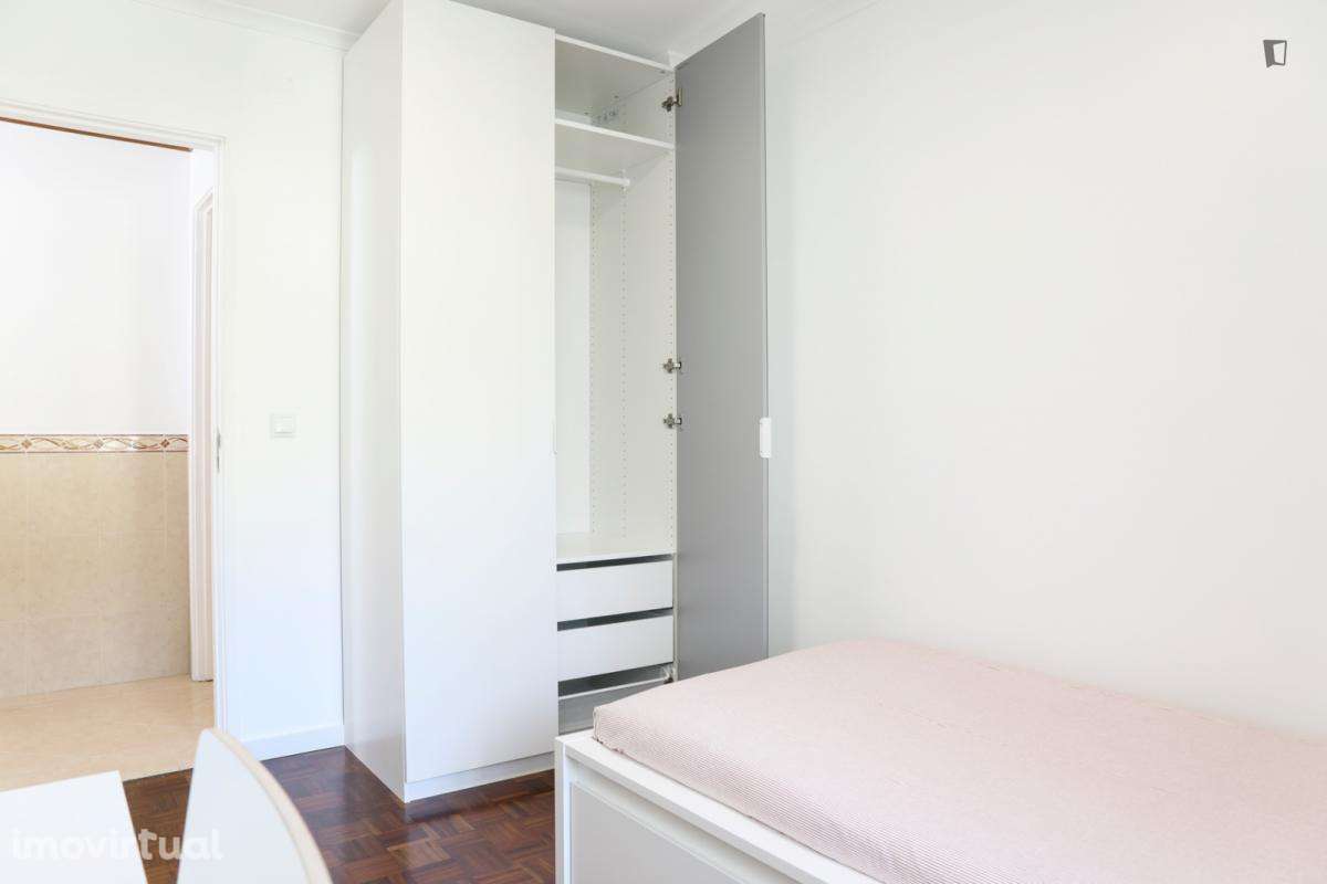 Quarto - localizado em Benfica Lisbon - Grande imagem: 2/14