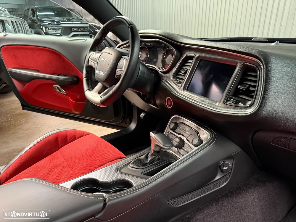 Dodge Challenger Auto SRT Hellcat - 37