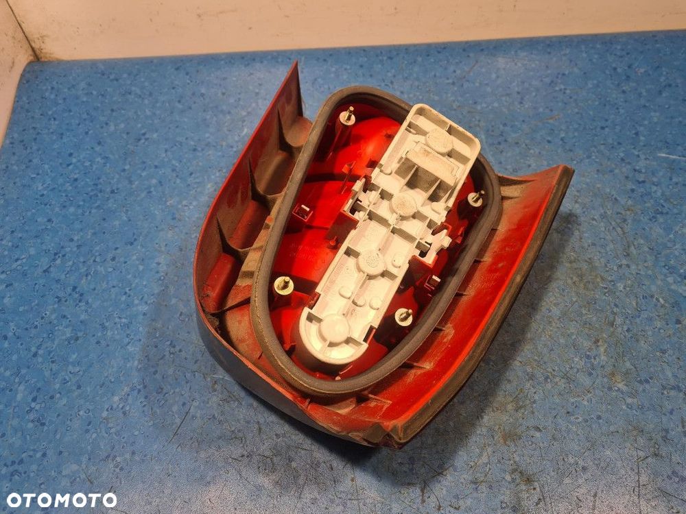 AUDI A4 B5 LIFT KOMBI  LAMPA TYŁ PRAWA ZEWNĘTRZNA - 9