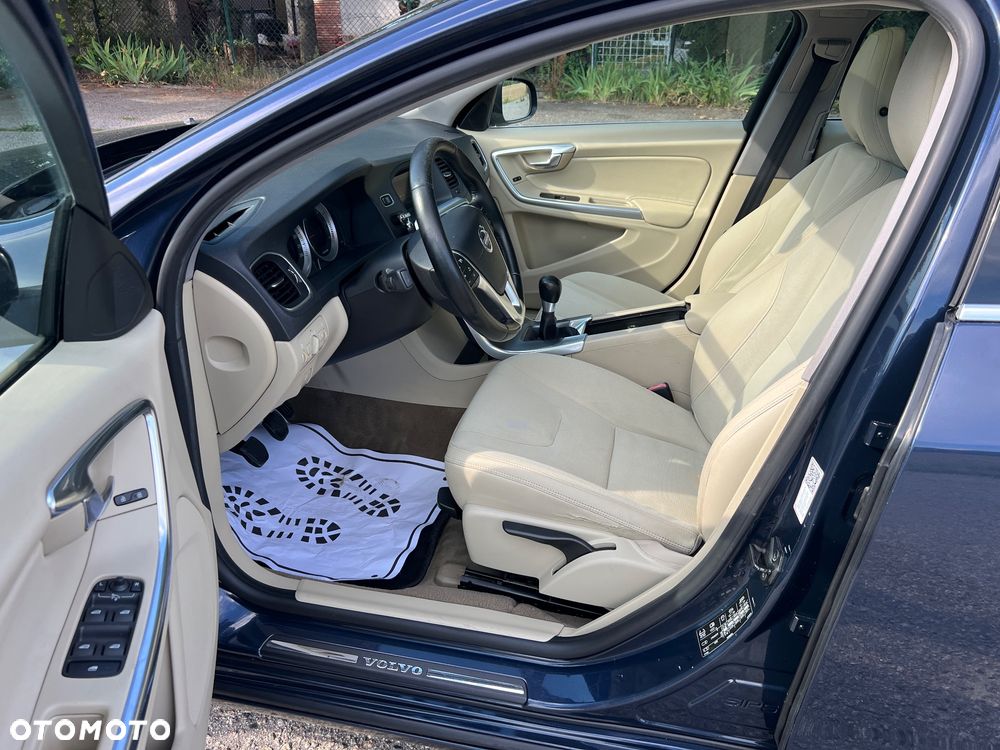 Volvo V60 D5 Momentum - 6