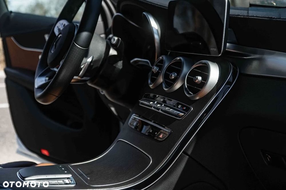 Mercedes-Benz GLC 300 4Matic 9G-TRONIC AMG Line - 18