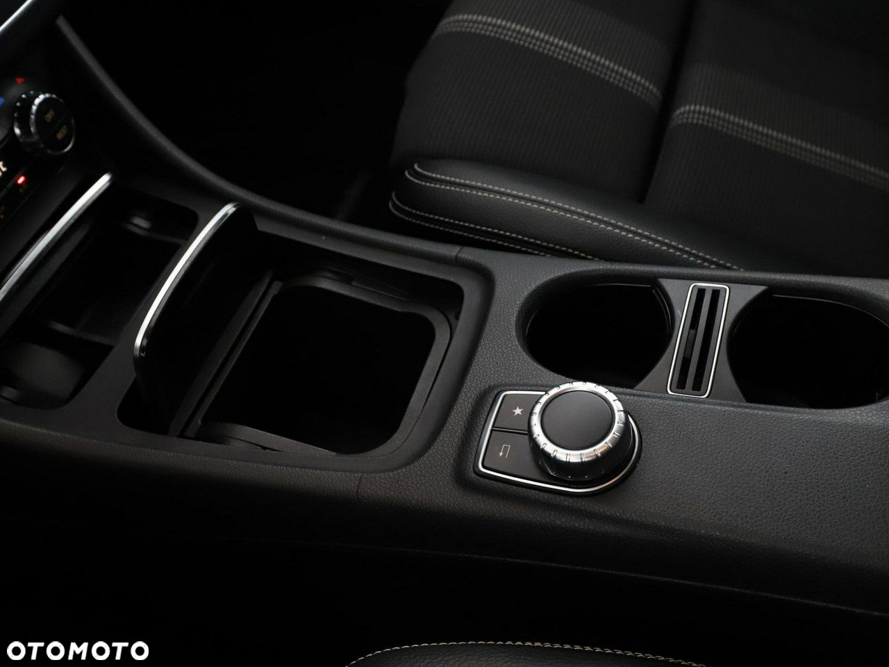 Mercedes-Benz GLA 180 7G-DCT Activity Edition - 29