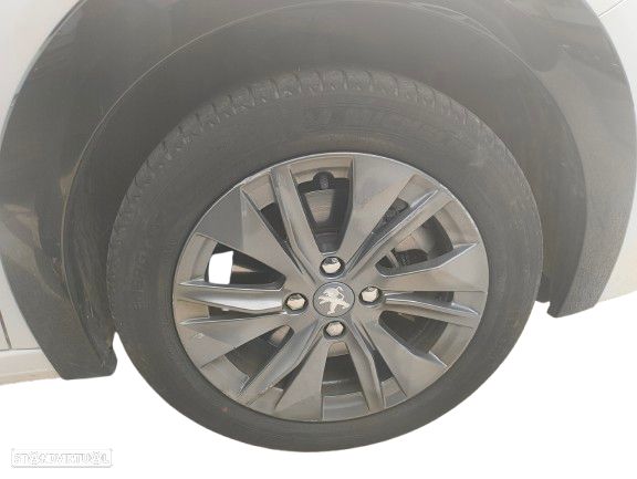 Peugeot e-208 Allure - 25