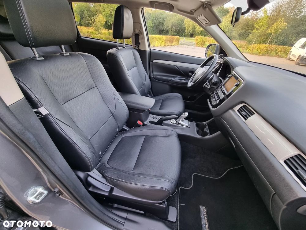 Mitsubishi Outlander Instyle NAVI + - 11