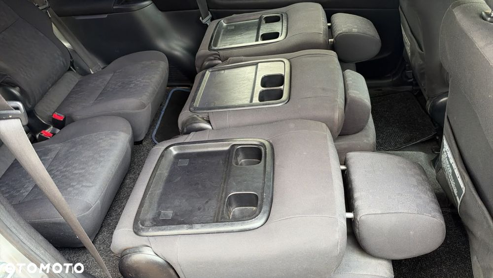 Toyota Avensis Verso - 8